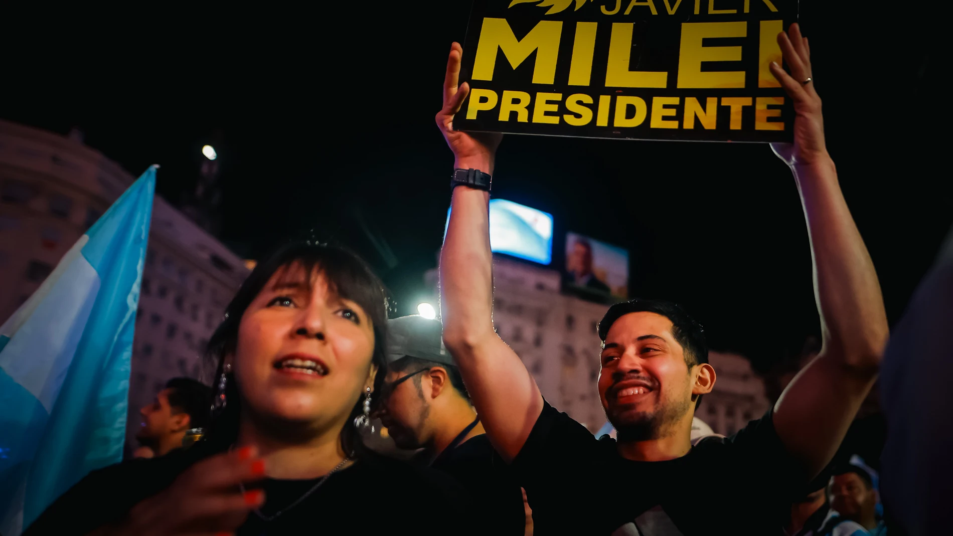 AME8259. BUENOS AIRES (ARGENTINA), 19/11/2023.- Simpatizantes del presidente electo de Argentina, Javier Milei, celebran en las calles tras conocer los resultados que le dieron como ganador del balotaje tras la jornada electoral de segunda vuelta, hoy, en Buenos Aires (Argentina). Con un 99,21 % de mesas escrutadas, Milei se impuso con un 55,69 % de apoyo al oficialista Sergio Massa, que obtuvo un 44,30 % de respaldo, y se convertirá en el próximo presidente de Argentina a partir del próximo ...