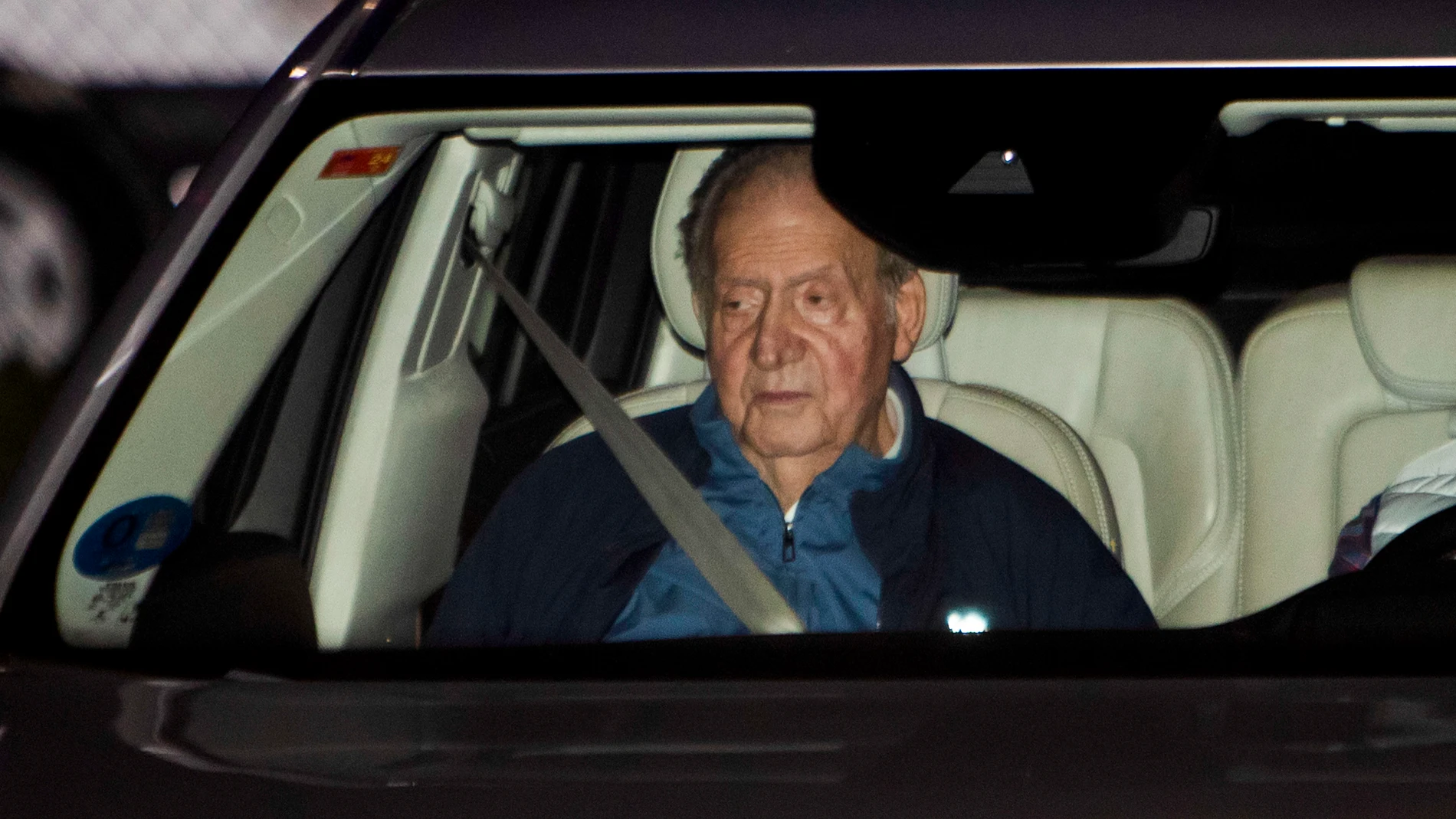 VIGO, 20/11/2023.- El rey Juan Carlos ha aterrizado este lunes en el aeropuerto de Vigo, donde fue recibido por su amigo Pedro Campos, para iniciar su quinta visita a España este año, la sexta desde que se instaló en Emiratos Árabes Unidos en 2020. EFE/ Salvador Sas