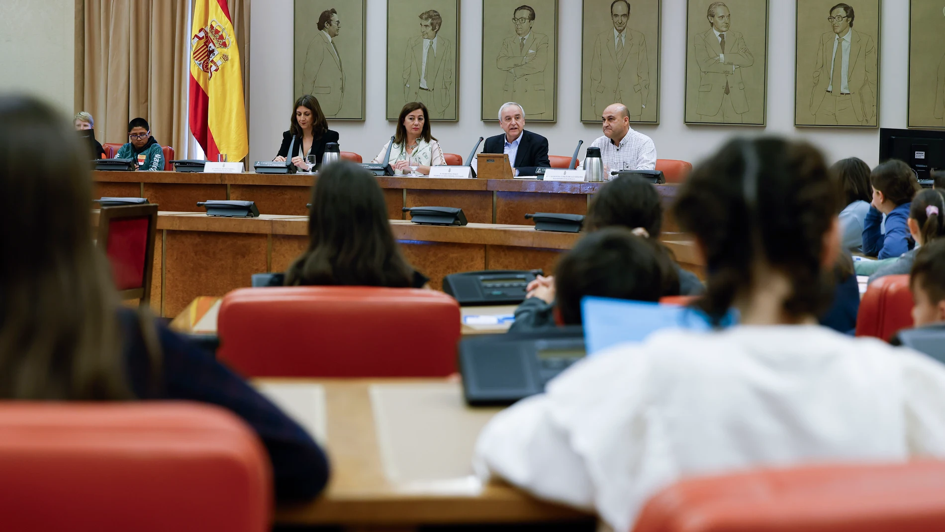 MADRID, 20/11/2023.- La presidenta del Congreso, Francina Armengol (c) preside el pleno infantil en el que participan 157 escolares de diferentes provincias, con motivo del Día Mundial de la Infancia. EFE/ Chema Moya
