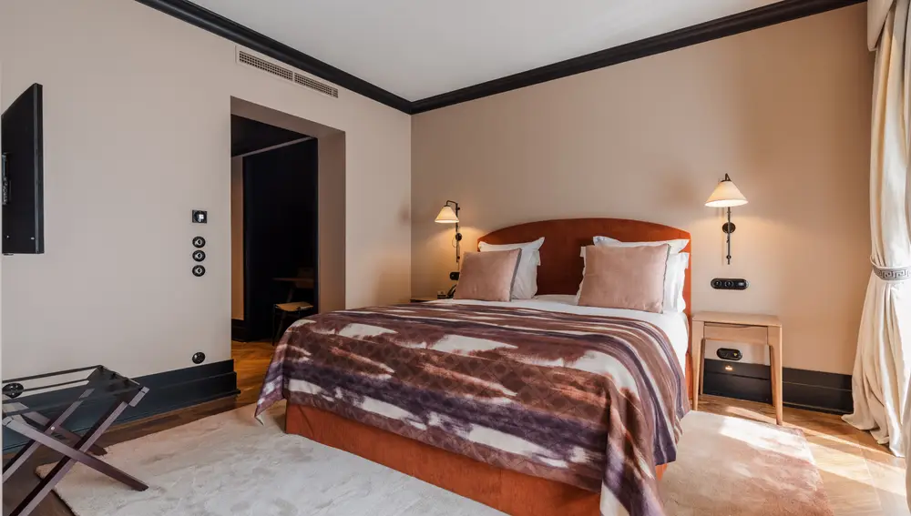 Destaca la amplitud de sus habitaciones