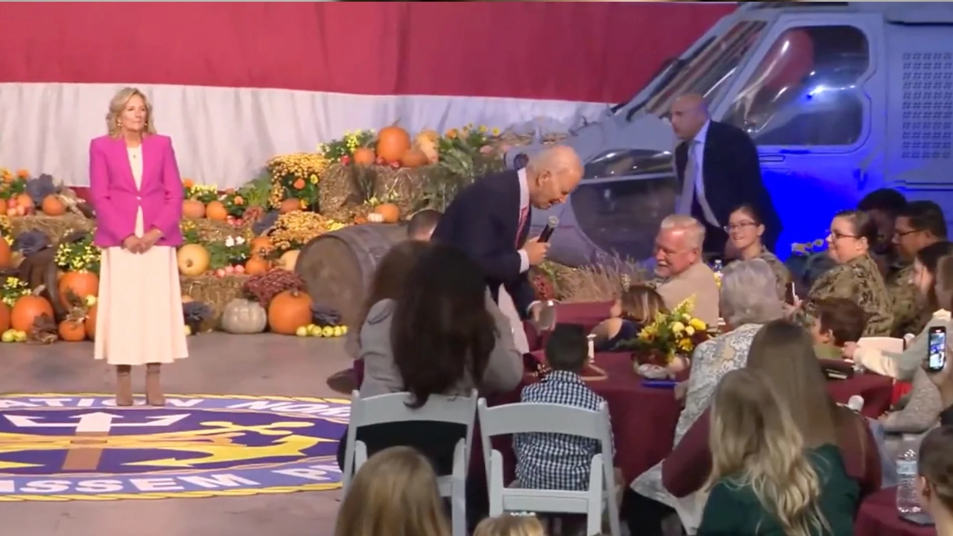 Joe Biden corre hacia una niña de 6 años para decirle: «Me encantan tus orejas»