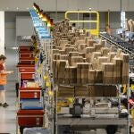 GRAFCAT203. FAR D' EMPORDÀ (GIRONA) (ESPAÑA), 10/05/2023.- El gigante del comercio electrónico Amazon ha comenzado a operar un nuevo centro logístico en el Far d'Empordà (Girona), su segundo en Cataluña de entre los catalogados como de primera milla, donde trabajan ya 900 personas y tras haber invertido en él más de 200 millones de euros.EFE/ David Borrat