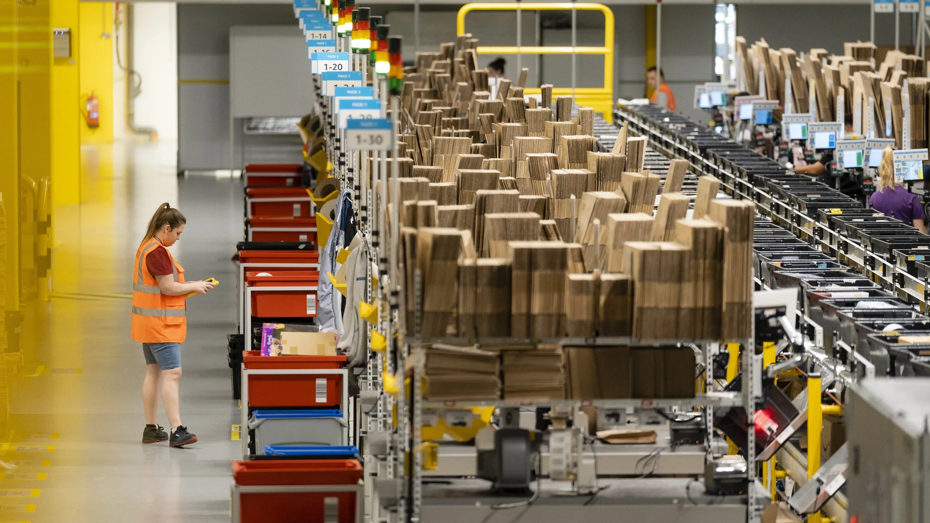GRAFCAT203. FAR D' EMPORDÀ (GIRONA) (ESPAÑA), 10/05/2023.- El gigante del comercio electrónico Amazon ha comenzado a operar un nuevo centro logístico en el Far d'Empordà (Girona), su segundo en Cataluña de entre los catalogados como de primera milla, donde trabajan ya 900 personas y tras haber invertido en él más de 200 millones de euros.EFE/ David Borrat