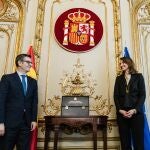 El hasta ahora ministro de la Presidencia, Relaciones con las Cortes y Memoria Democrática, Félix Bolaños y la hasta hoy ministra de Justiicia, Pilar Llop, durante el traspaso de la cartera de Justicia, en la sede del Ministerio de Justicia, a 21 de noviembre de 2023, en Madrid (España). En la segunda legislatura del Gobierno de coalición del PSOE, Félix Bolaños ha sido nombrado por el presidente del Gobierno nuevo ministro de Justicia, cargo en el que toma el relevo a Pilar Llop. Además, Bolaños sigue al frente del departamento de Presidencia y Relaciones con las Cortes. 21 NOVIEMBRE 2023;JUSTICIA;LLOP;BOLAÑOS Carlos Luján / Europa Press 21/11/2023