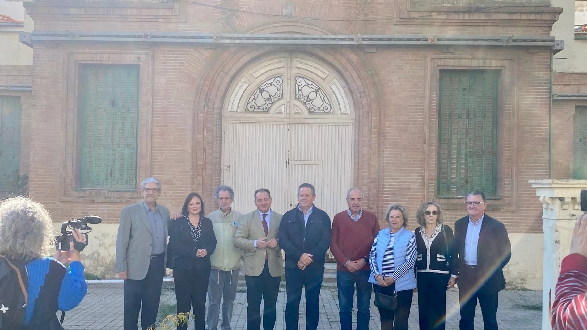 El presidente de la Diputación se trasladó al Colegio Ferroviario junto con los actuales propietarios donde han visitado el lugar en el que se colocó la primera piedra en 1932