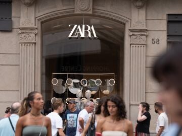 Una tienda de la franquicia Zara en Barcelona, a 7 de agosto de 2023, en Barcelona, Catalunya (España). Zara es una cadena de moda española de Arteijo (La Coruña), España. Perteneciente al grupo Inditex, fue fundada por Amancio Ortega y Rosalía Mera. 07 AGOSTO 2023;ROPA;INDITEX;ZARA;AMANCIO;ORTEGA; David Zorrakino / Europa Press 07/08/2023