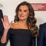 La reina Letizia triunfa en el 25 aniversario de 'La Razón' con su acertado vestido de escote bardot
