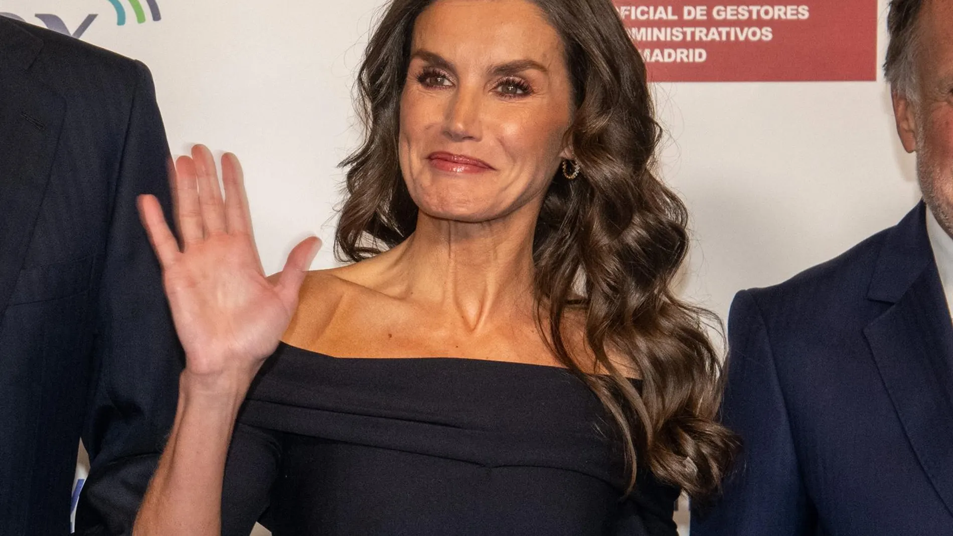 La reina Letizia triunfa en el 25 aniversario de 'La Razón' con su acertado vestido de escote bardot