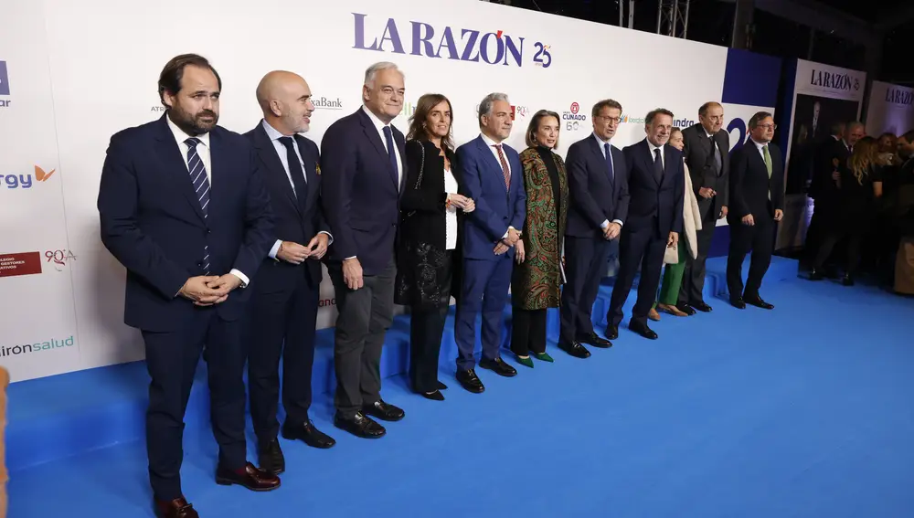 José Creuheras con algunos de los invitados al aniversario