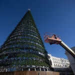  Montaje del abeto de Navidad en Puerta del Sol