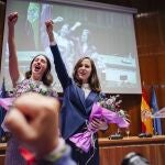 La hasta ministra de Igualdad, Irene Montero (i), y la hasta ahora ministra de Derechos Sociales y Agenda 2030, Ione Belarra (d), tras el traspaso de su cartera al exdiputado Pablo Bustunduy, en la sede del Ministerio de Derechos Sociales, Ministerio de Derechos Sociales, a 21 de noviembre de 2023, en Madrid (España). El exdiputado Pablo Bustunduy, regresa a la política de la mano de Sumar para ocupar el Ministerio de Derechos Sociales tras dejar Podemos en las elecciones europeas de 2019, donde fue un dirigente valorado por la corriente oficialista pese a ser un afín al sector 'errejonista'. Bustinduy se convierte así en una de los 22 ministros integrantes del Gobierno de coalición como una de las cinco carteras correspondientes a Sumar. Además de ministro de Derechos Sociales y Agenda 2030, Bustinduy será el nuevo ministro de Consumo. 21 NOVIEMBRE 2023;MADRID;GOBIERNO DE PEDRO SÁNCYHEZ;PABLO BUSTINDUY;IONE BELARRA Mateo Lanzuela / Europa Press 21/11/2023
