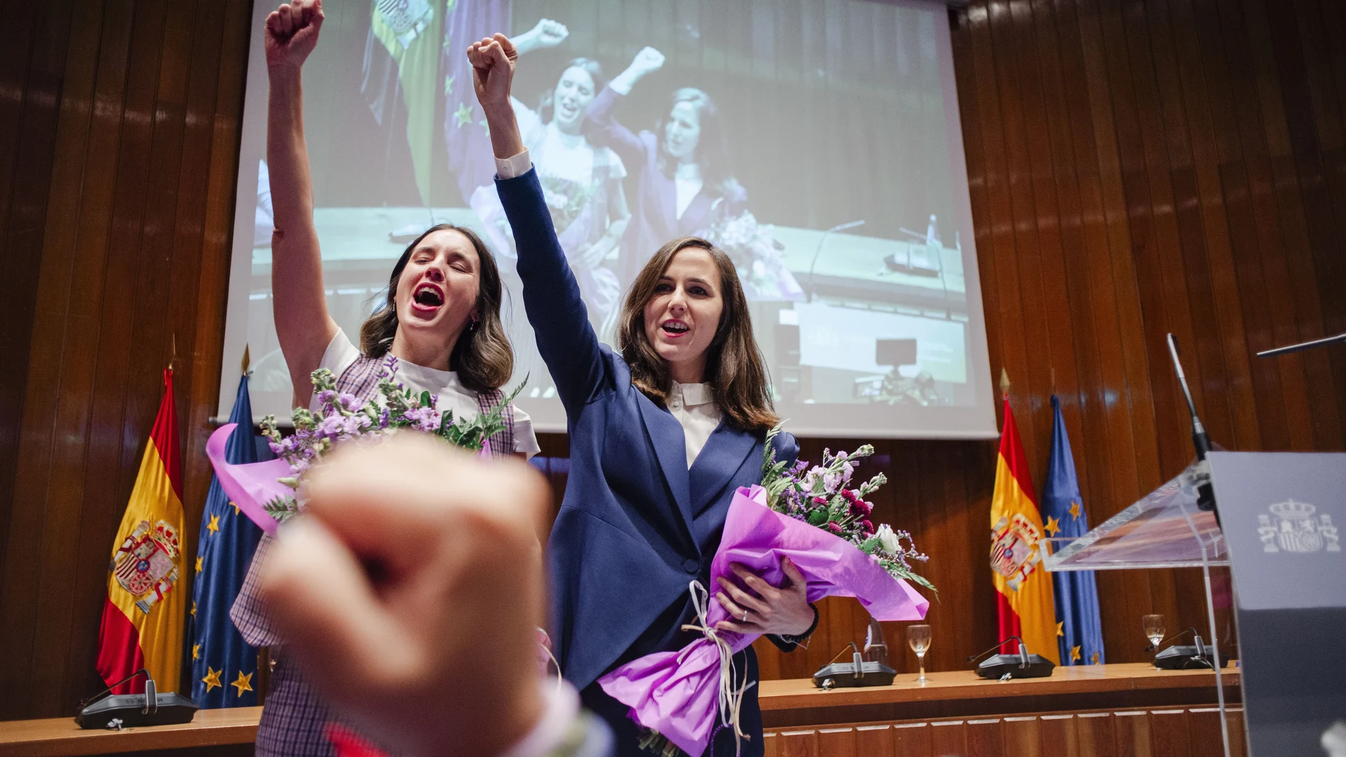 La hasta ministra de Igualdad, Irene Montero (i), y la hasta ahora ministra de Derechos Sociales y Agenda 2030, Ione Belarra (d), tras el traspaso de su cartera al exdiputado Pablo Bustunduy, en la sede del Ministerio de Derechos Sociales, Ministerio de Derechos Sociales, a 21 de noviembre de 2023, en Madrid (España). El exdiputado Pablo Bustunduy, regresa a la política de la mano de Sumar para ocupar el Ministerio de Derechos Sociales tras dejar Podemos en las elecciones europeas de 2019, donde fue un dirigente valorado por la corriente oficialista pese a ser un afín al sector 'errejonista'. Bustinduy se convierte así en una de los 22 ministros integrantes del Gobierno de coalición como una de las cinco carteras correspondientes a Sumar. Además de ministro de Derechos Sociales y Agenda 2030, Bustinduy será el nuevo ministro de Consumo. 21 NOVIEMBRE 2023;MADRID;GOBIERNO DE PEDRO SÁNCYHEZ;PABLO BUSTINDUY;IONE BELARRA Mateo Lanzuela / Europa Press 21/11/2023