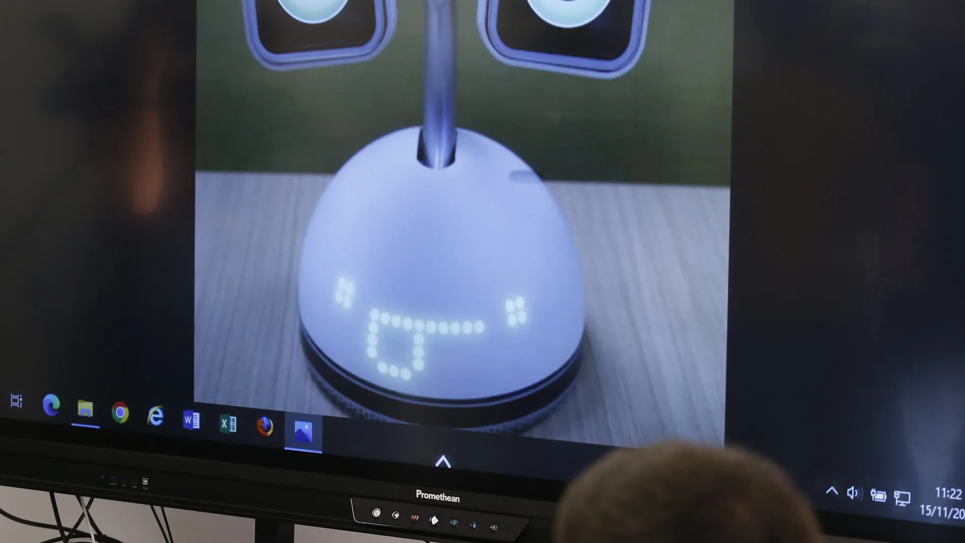 Vista del robot 'Haru' en una pantalla.