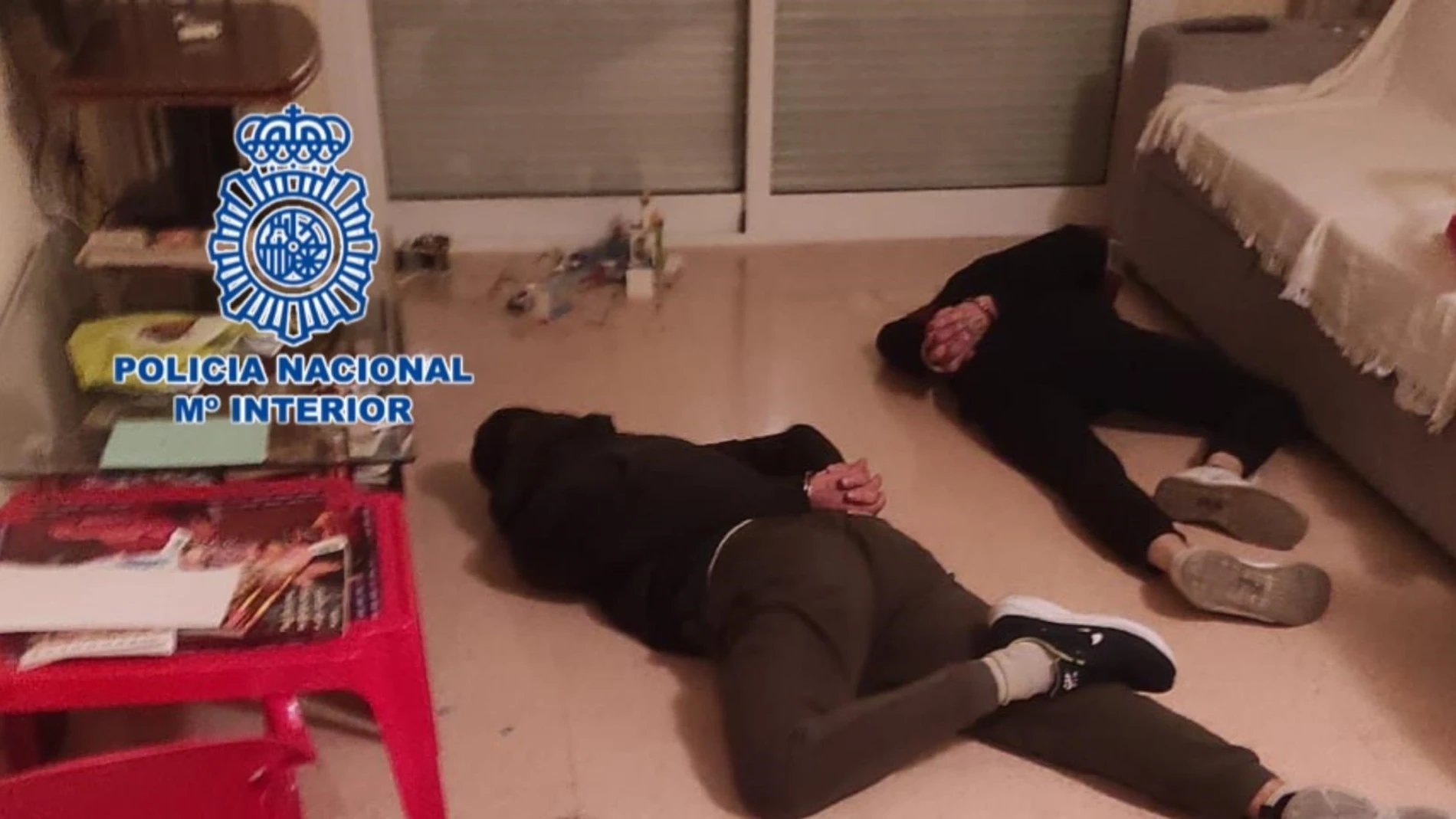 Detenidos tres encapuchados tras ser sorprendidos mientras robaban en casa de vecinos en Alicante POLICÍA NACIONAL 22/11/2023