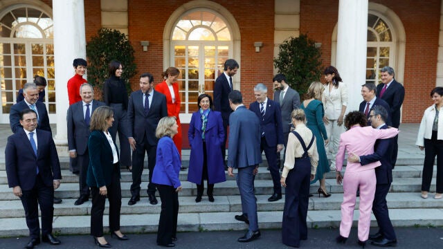 MADRID, 22/11/2023.- El presidente del Gobierno, Pedro S&aacute;nchez junto a su nuevo ganinete tras posar para la foto de familia antes del primer Consejo de Ministros de la XV legislatura celebrado este mi&eacute;rcoles en el Palacio de La Moncloa. EFE/Juan Carlos Hidalgo 