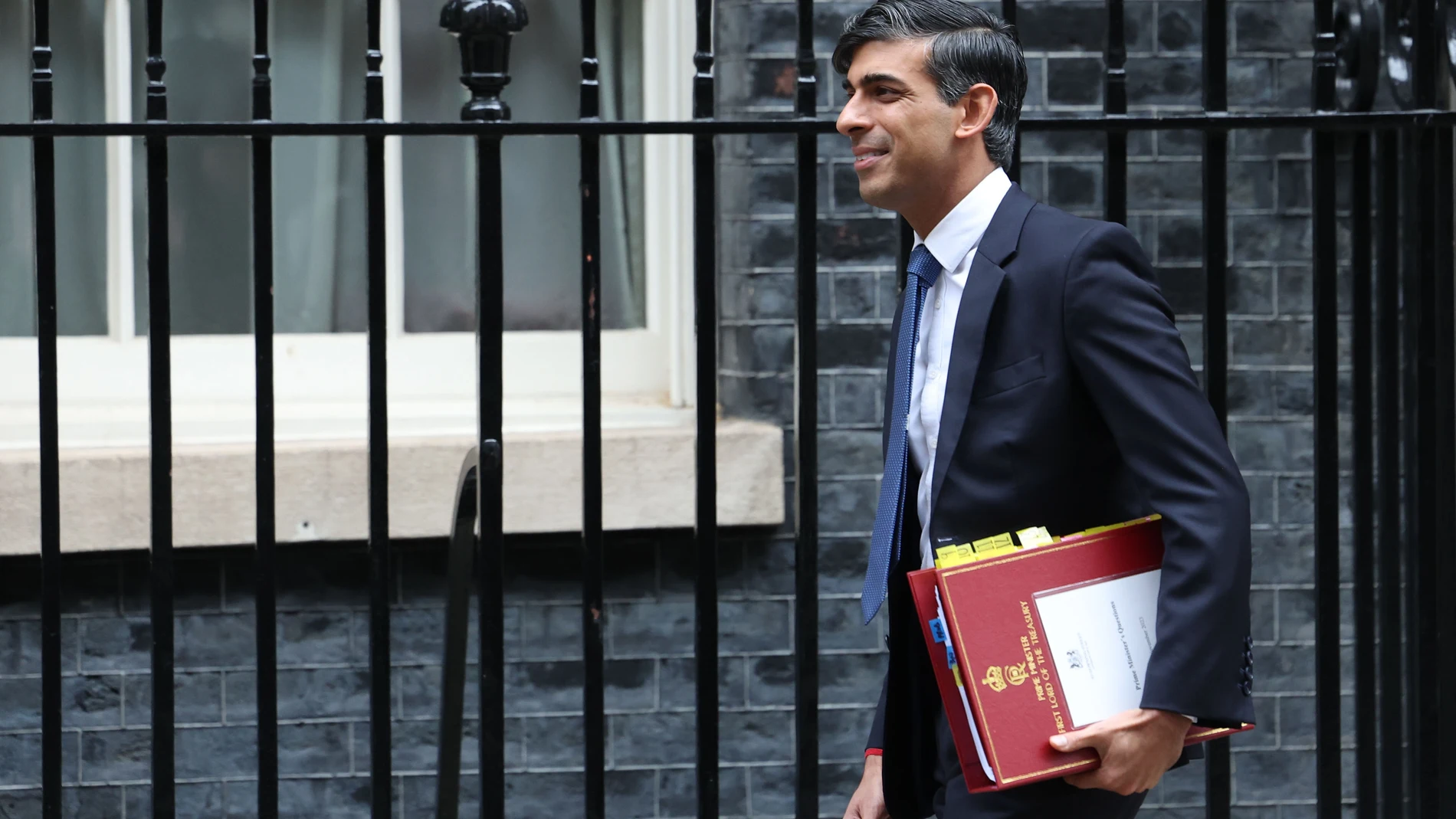 London (United Kingdom), 22/11/2023.- British Prime Minister Rishi Sunak leaves Downing Street for Prime Minister's Questions in London, Britain, 22 November 2023. (Reino Unido, Londres) EFE/EPA/NEIL HALL