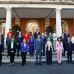 El nuevo Gobierno se hace la 'foto de familia' y celebra su primer Consejo de Ministros