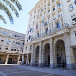 Detalle de la fachada principal de la Audiencia Provincial de Sevilla