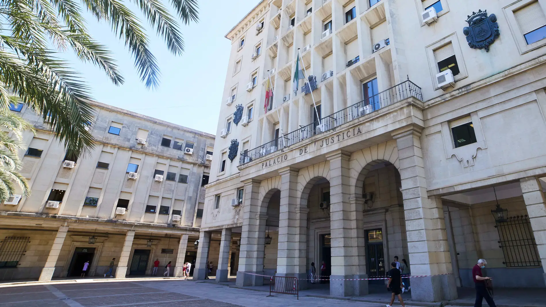 Detalle de la fachada principal de la Audiencia Provincial de Sevilla