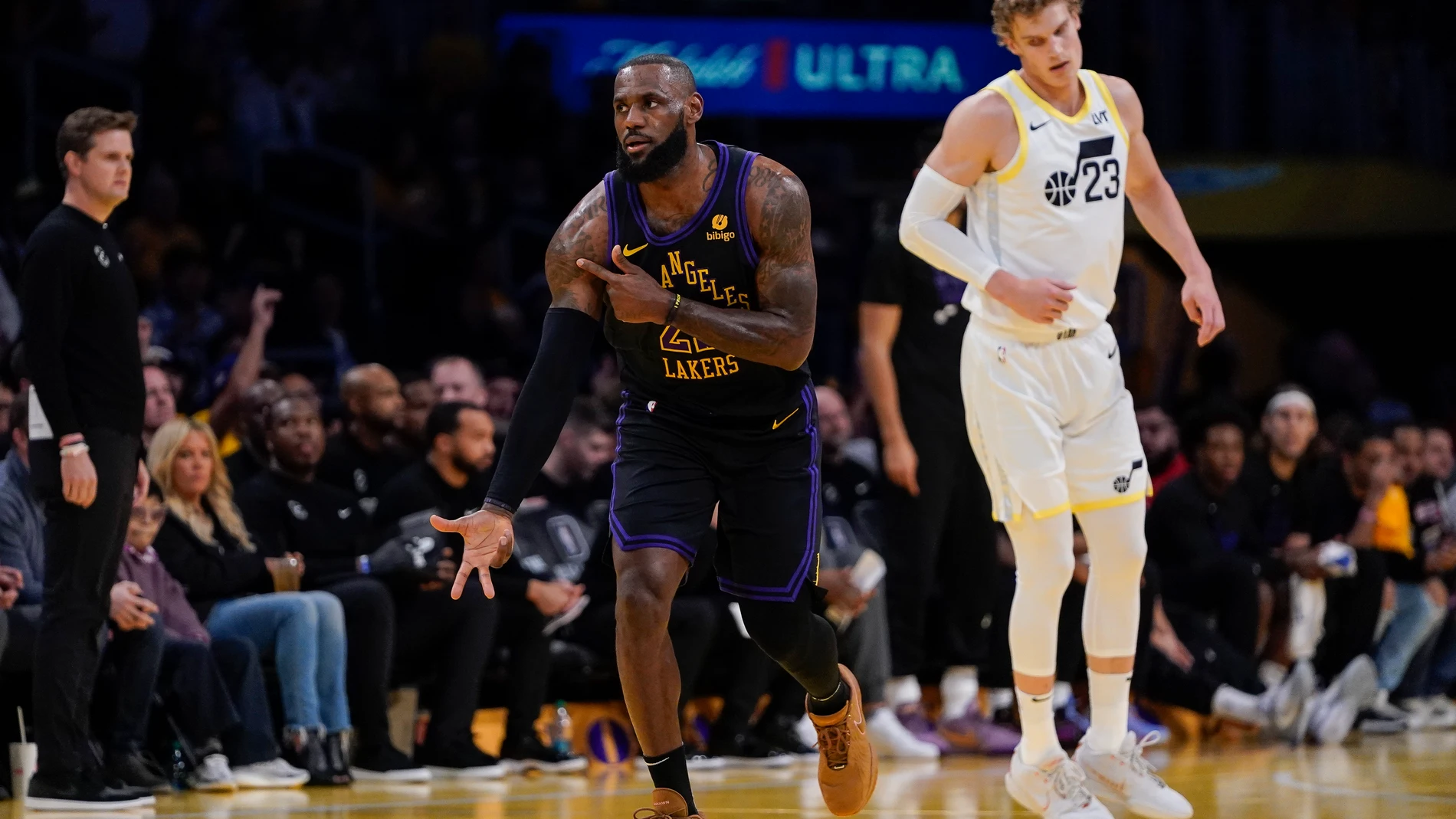 LeBron, después del triple con el que superó los 39.000 puntos