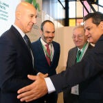 El alcalde de León, José Antonio Diez, asiste a la inauguración del XV Congreso Internacional de Energía y Minas acompañado por Alfonso Vázquez, decano del Colegio Oficial de Ingenieros de Minas, Miguel Arias Cañete, excomisario europeo y Alfonso Arroyo, director general de Energía y Minas