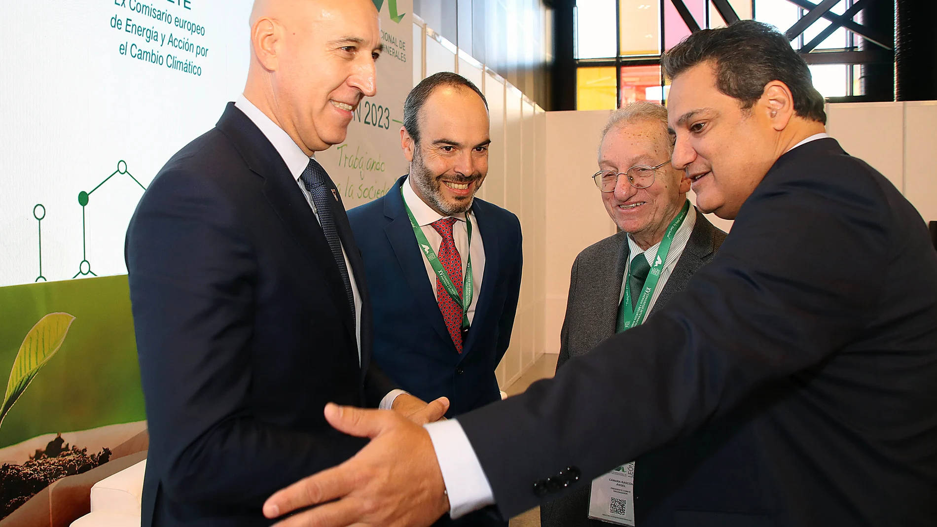 El alcalde de León, José Antonio Diez, asiste a la inauguración del XV Congreso Internacional de Energía y Minas acompañado por Alfonso Vázquez, decano del Colegio Oficial de Ingenieros de Minas, Miguel Arias Cañete, excomisario europeo y Alfonso Arroyo, director general de Energía y Minas