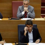 El president Carlos Mazón junto a la vicepresidenta segunda, Susana Camarero ante el Pleno de Les Corts