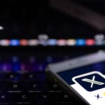 Elon Musk cambia de opinión y X vuelve a mostrar los titulares de las noticias.