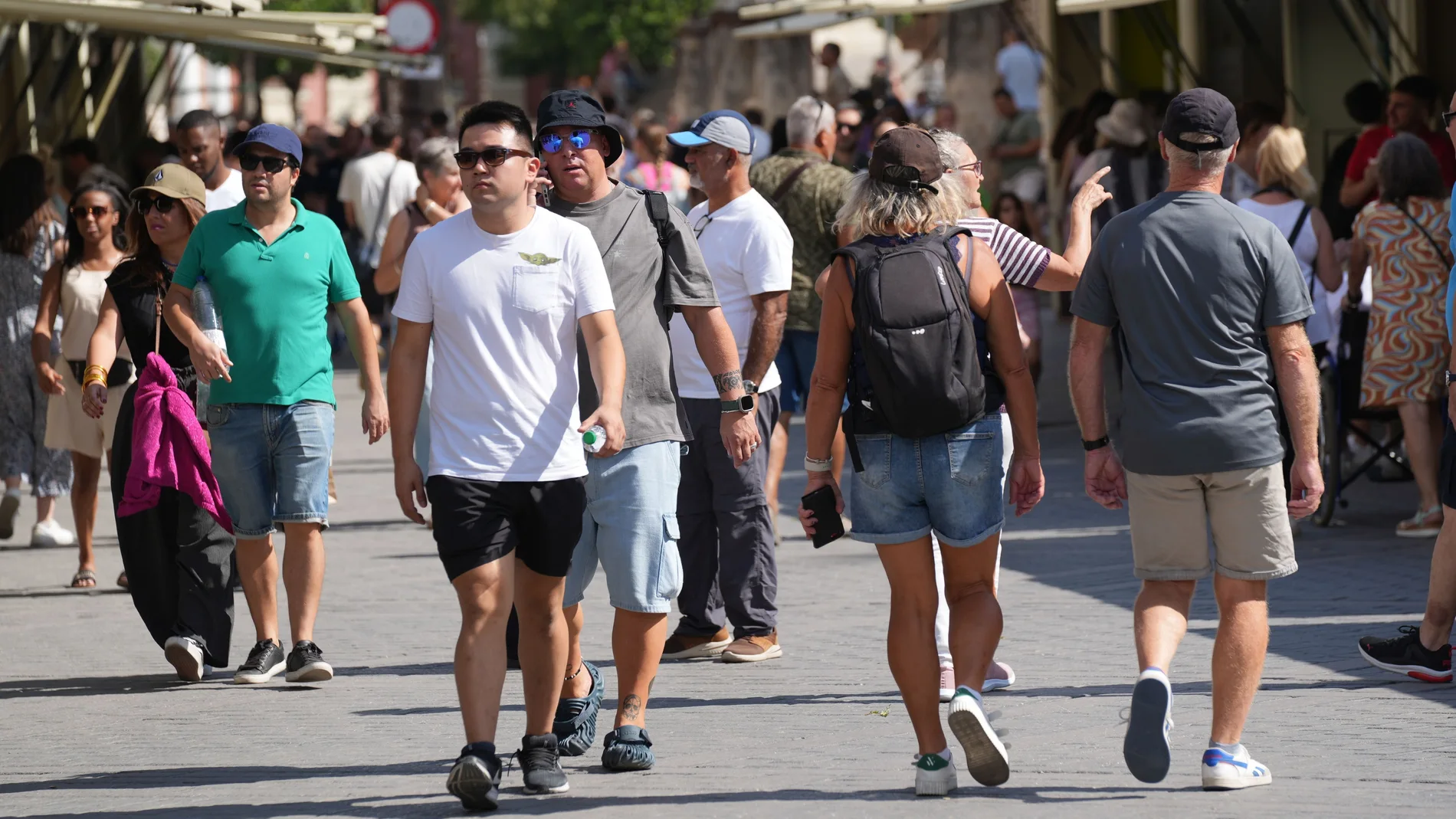 Turistas paseando por Sevilla