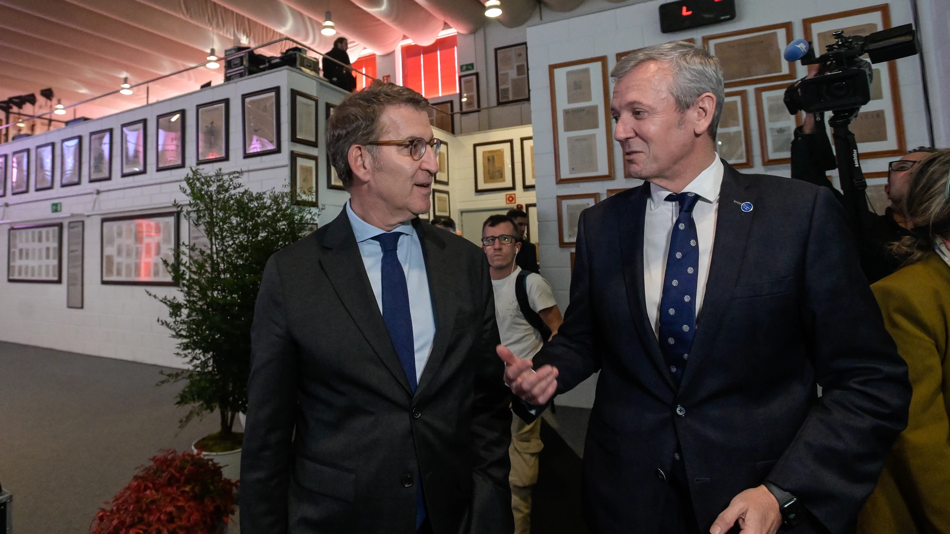 El presidente del Partido Popular, Alberto Núñez Feijóo (i), y el presidente de la Xunta de Galicia, Alfonso Rueda (d), conversan a su llegada a la LXV edición de la entrega del Premio Fernández Latorre, en el Museo Santiago Rey Fernández-Latorre, a 23 de noviembre de 2023, en A Coruña, Galicia (España). La Fundación Santiago Rey Fernández-Latorre ha convocado la 65.ª edición del galardón creado en honor al fundador de La Voz de Galicia, Juan Fernández Latorre. Dotado con 10.000 euros, se ha ...