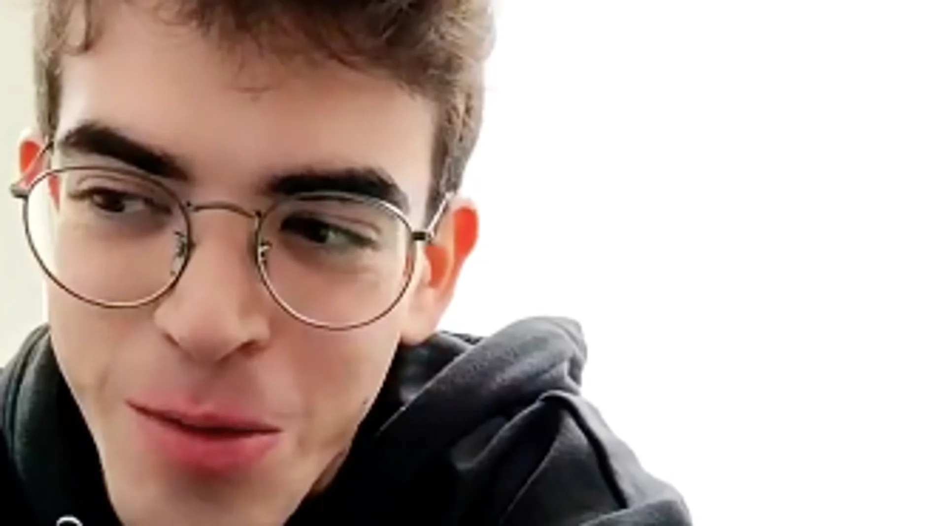 Un joven español muestra la pequeña habitación que ha alquilado en Corea del Sur