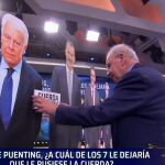 Alfonso Guerra coloca un cartel entre la silueta de Felipe González y la de Felipe VI en 'El Hormiguero'