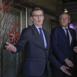 ARTEIXO (A CORUÑA), 23/11/23.- El presidente del PP, Alberto Núñez Feijóo (i), y el presidente de la Xunta de Galicia, Alfonso Rueda, participan en la entrega del LXV Premio Fernández Latorre este jueves, en Arteixo (A Coruña). EFE/ Cabalar