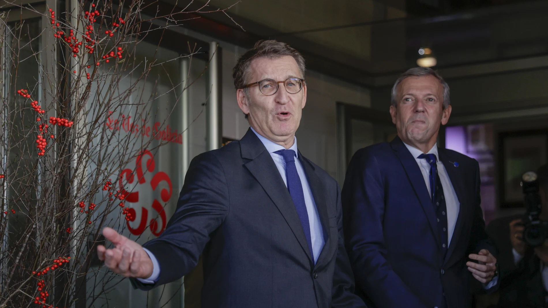 ARTEIXO (A CORUÑA), 23/11/23.- El presidente del PP, Alberto Núñez Feijóo (i), y el presidente de la Xunta de Galicia, Alfonso Rueda, participan en la entrega del LXV Premio Fernández Latorre este jueves, en Arteixo (A Coruña). EFE/ Cabalar