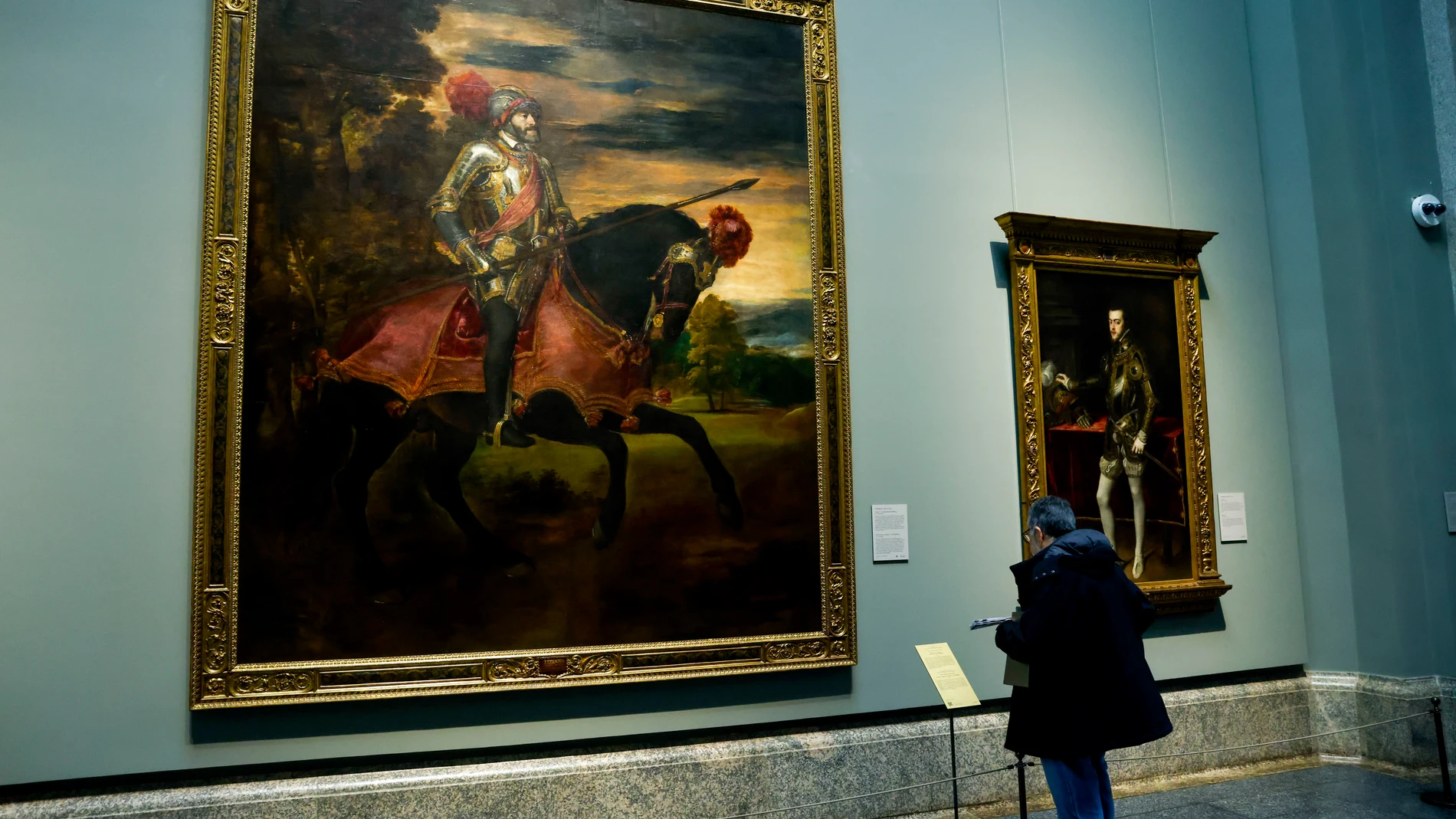 MADRID, 23/11/2023.- Un visitante observa la obra Carlos V en la batalla de Mühlberg, de Tiziano, dentro de la exposición 'Otra colección: los marcos del Museo Nacional del Prado', este jueves en lEl Museo del Prado. EFE/Aitor Martín