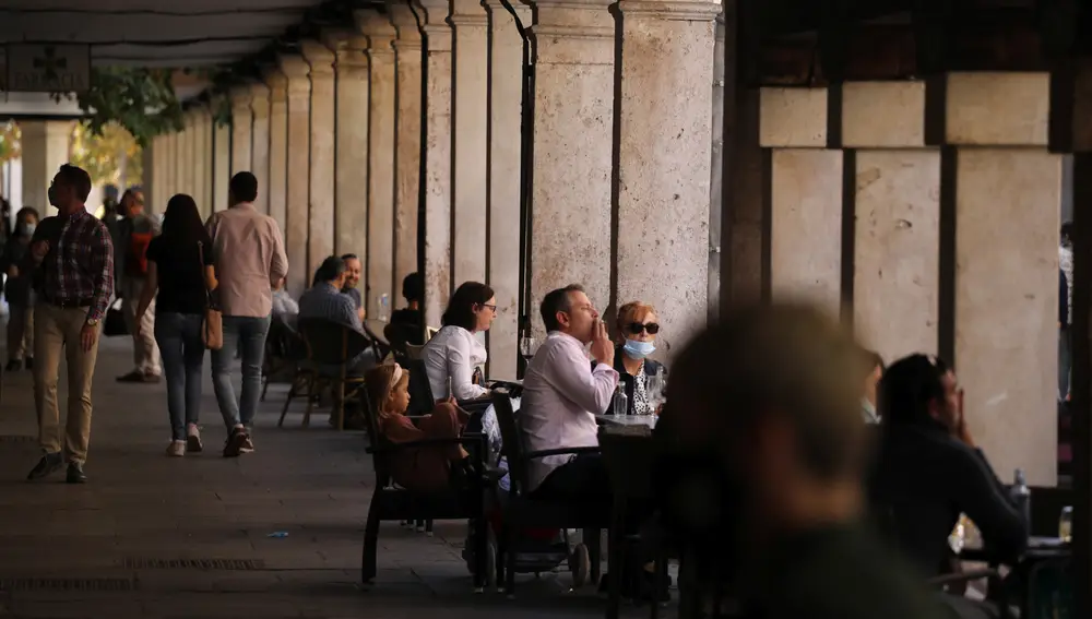 10/10/20 Madrid. Alcalá de Henares. Ambiente y terrazas en el centro de Alcalá de Henares.