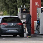 Economía.- Los carburantes siguen su tendencia a la baja, la gasolina se abarata un 1,17% y el gasóleo un 1,87%