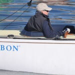 Don Juan Carlos navegando por Sanxenxo en "El Bribón"