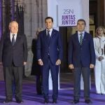 Loles López, Jesús Aguirre, Juanma Moreno, Lorenzo del Río y Ana Tárrago, en el acto con motivo del 25N frente al Palacio de San Telmo