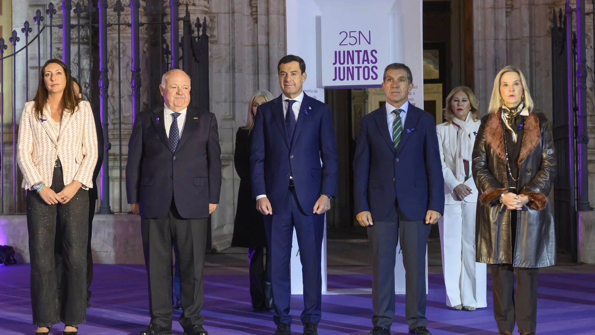 Loles López, Jesús Aguirre, Juanma Moreno, Lorenzo del Río y Ana Tárrago, en el acto con motivo del 25N frente al Palacio de San Telmo