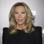 Norma Duval con vestido negro. 