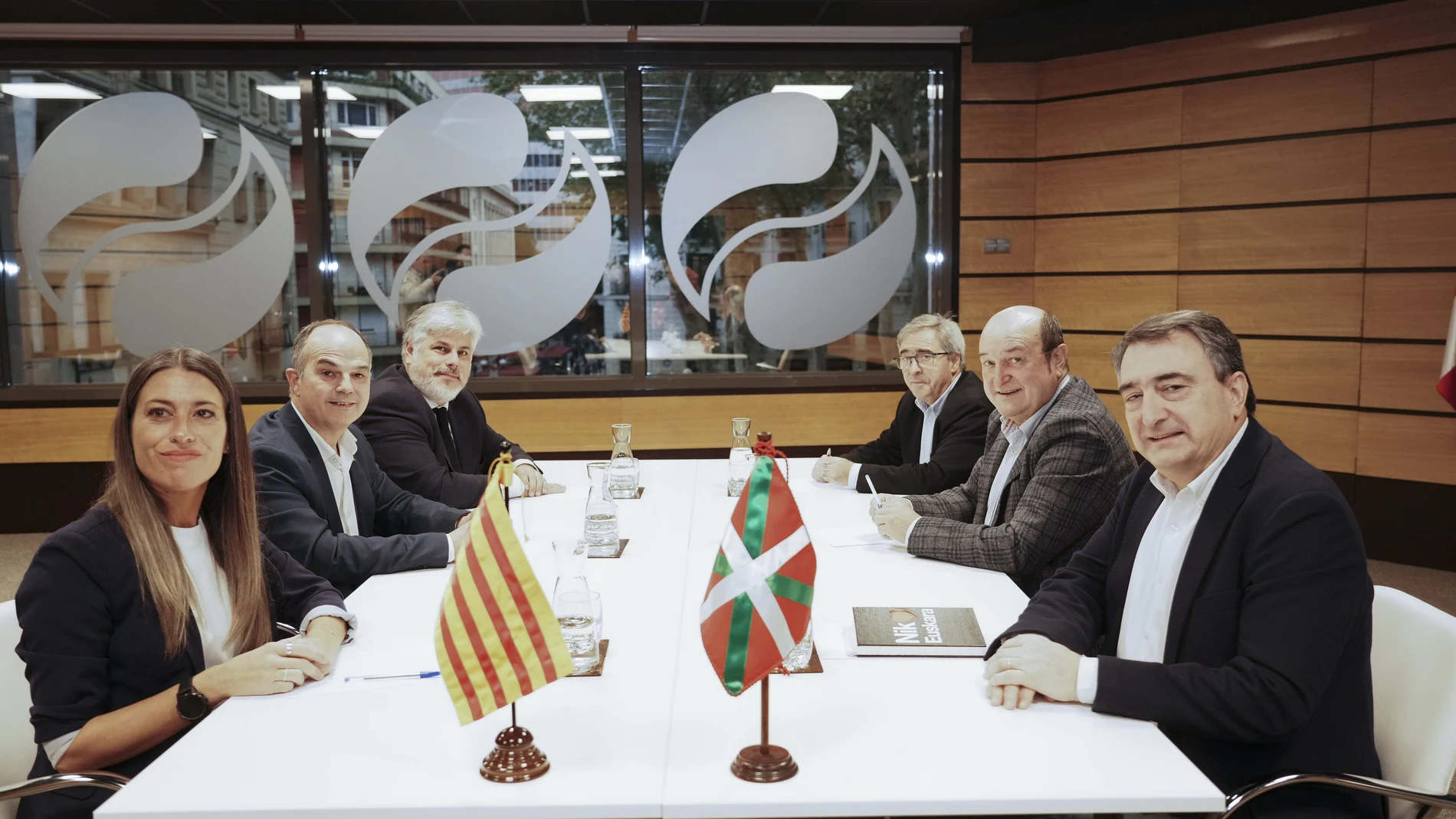 El presidente del Euzkadi Buru Batzar, Andoni Ortuzar (2d), el ex Parlamentario Vasco, Joseba Aurrekoetxea (3d), el portavoz del PNV en el Congreso, Aitor Esteban (1d), la diputada de Junts, Míriam Nogueras (1i) el presidente de Junts en el Parlament, Albert Batet (3i) y el secretario general de Junts per Catalunya, Jordi Turull (2i), durante un encuentro, a 24 de noviembre de 2023, en Sabin Etxea, Bilbao, Vizcaya, Euskadi (España). Durante su encuentro, ambas formaciones, han compartido estrategia política para trabajar en la coordinación en el Congreso de los Diputados durante esta nueva legislatura. Los líderes ya se coordinaron en las negociaciones para la investidura de Pedro Sánchez. 24 NOVIEMBRE 2023;REUNIÓN;PNV;JUNTS;SOCIOS;GOBIERNO;LEGISLATURA;INDEPENDENTISMO;NACIONALISMO;VASCO;CATALÁN H.Bilbao / Europa Press 24/11/2023