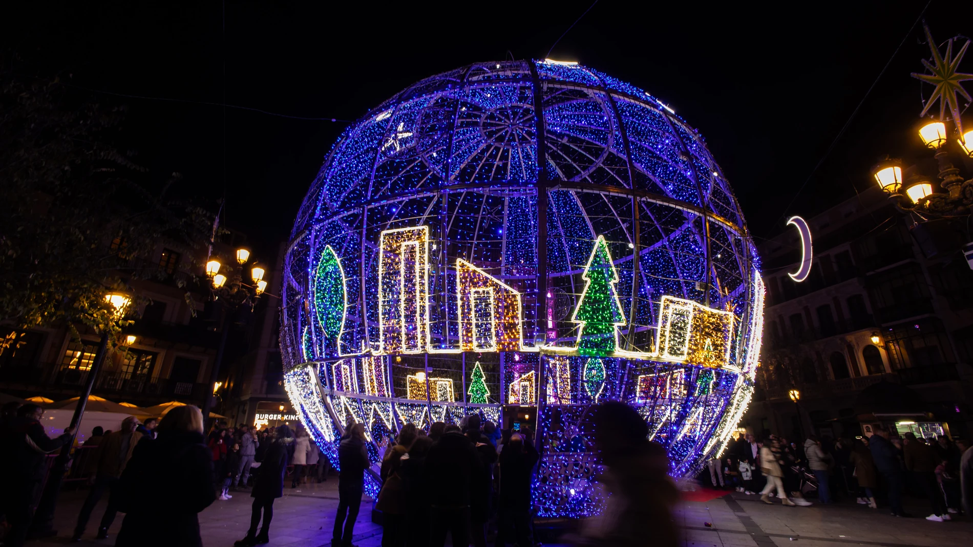 TOLEDO, 24/11/2023.- Vista de la iluminación navideña en la plaza del Zocodover de Toledo, este viernes durante el encendido de las luces de Navidad de Toledo. EFE/Ángeles Visdómine