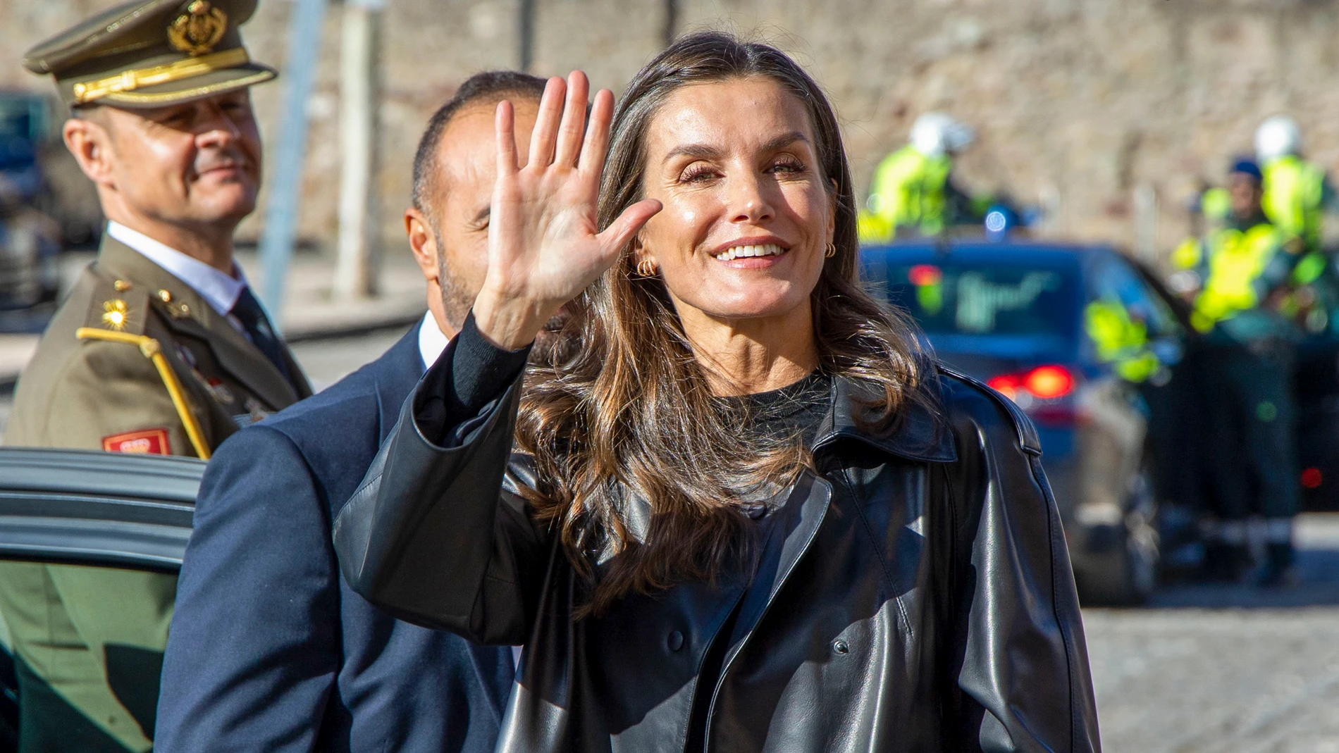 SAN MILLAN DE LA COGOLLA 24/11/2023.- La reina Letizia saluda al público que espera su salida tras la clausura del XVI Seminario Internacional de Lengua y Periodismo que desde ayer se celebra en el Centro Internacional de Investigación de la Lengua Española (CILENGUA) de San Millán de la Cogolla. EFE/Raquel Manzanares