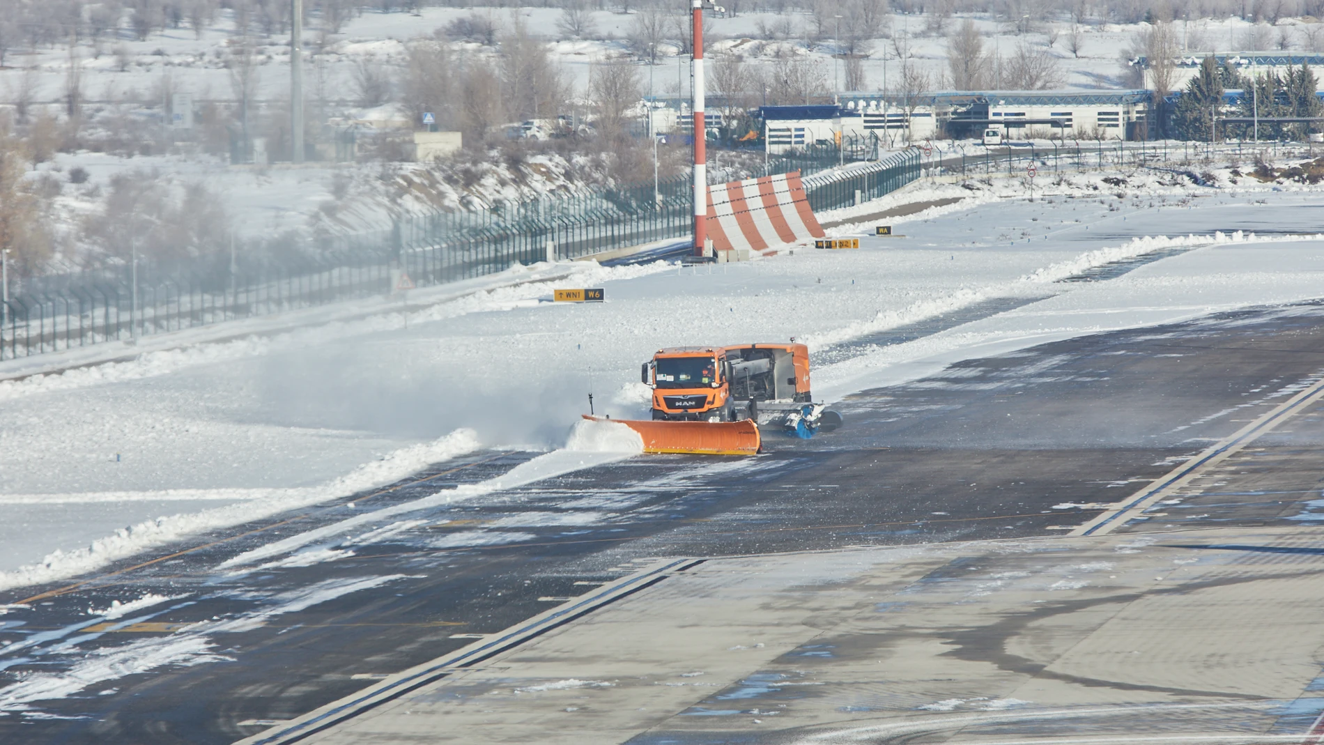El Plan de Invierno de Aena, activo en Barajas ante posibles episodios de hielo y nieve