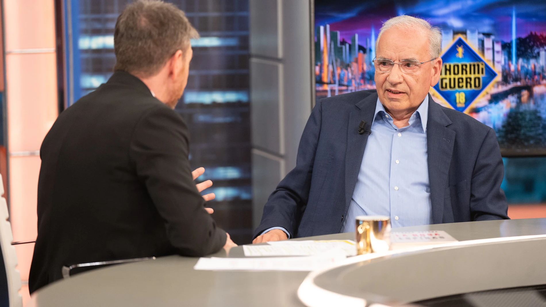 Alfonso Guerra sentado frente a Pablo Motos en 'El Hormiguero'