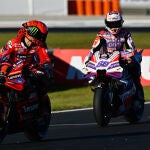 Bagnaia se gira para comprobar que tiene a Martín a su rueda