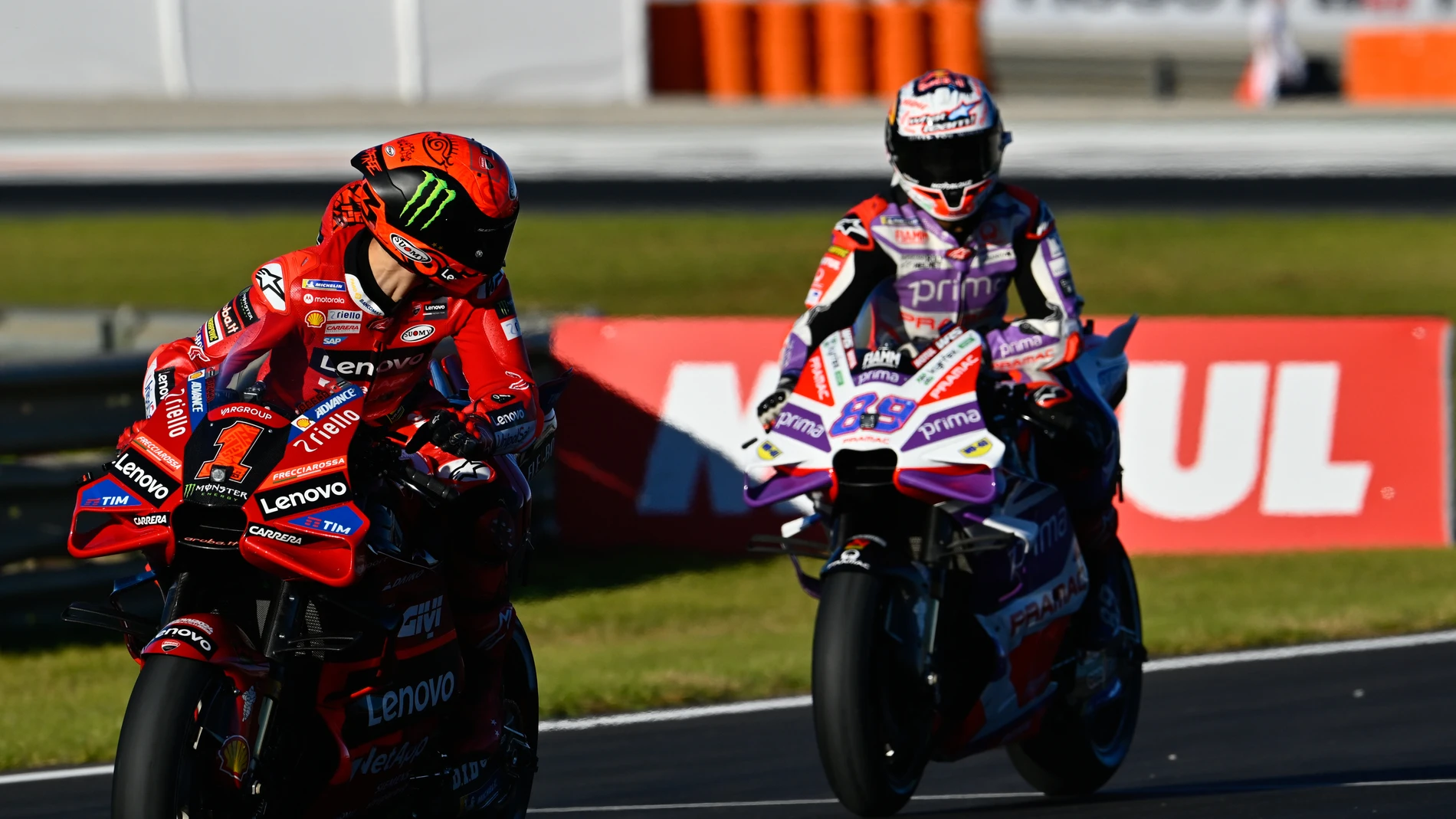 Bagnaia se gira para comprobar que tiene a Martín a su rueda