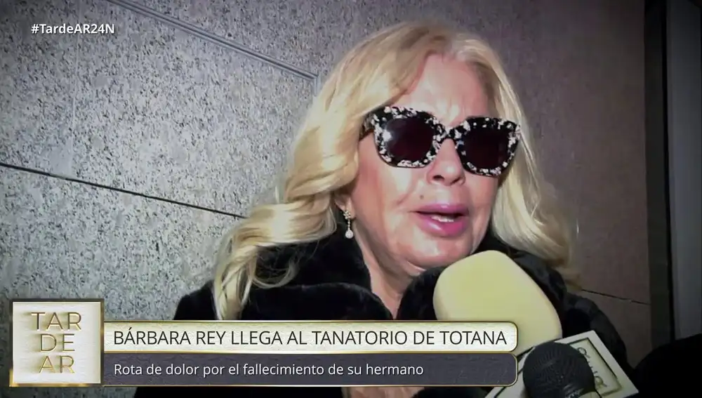 Bárbara Rey hablando en el tanatorio de su hermano Salvador