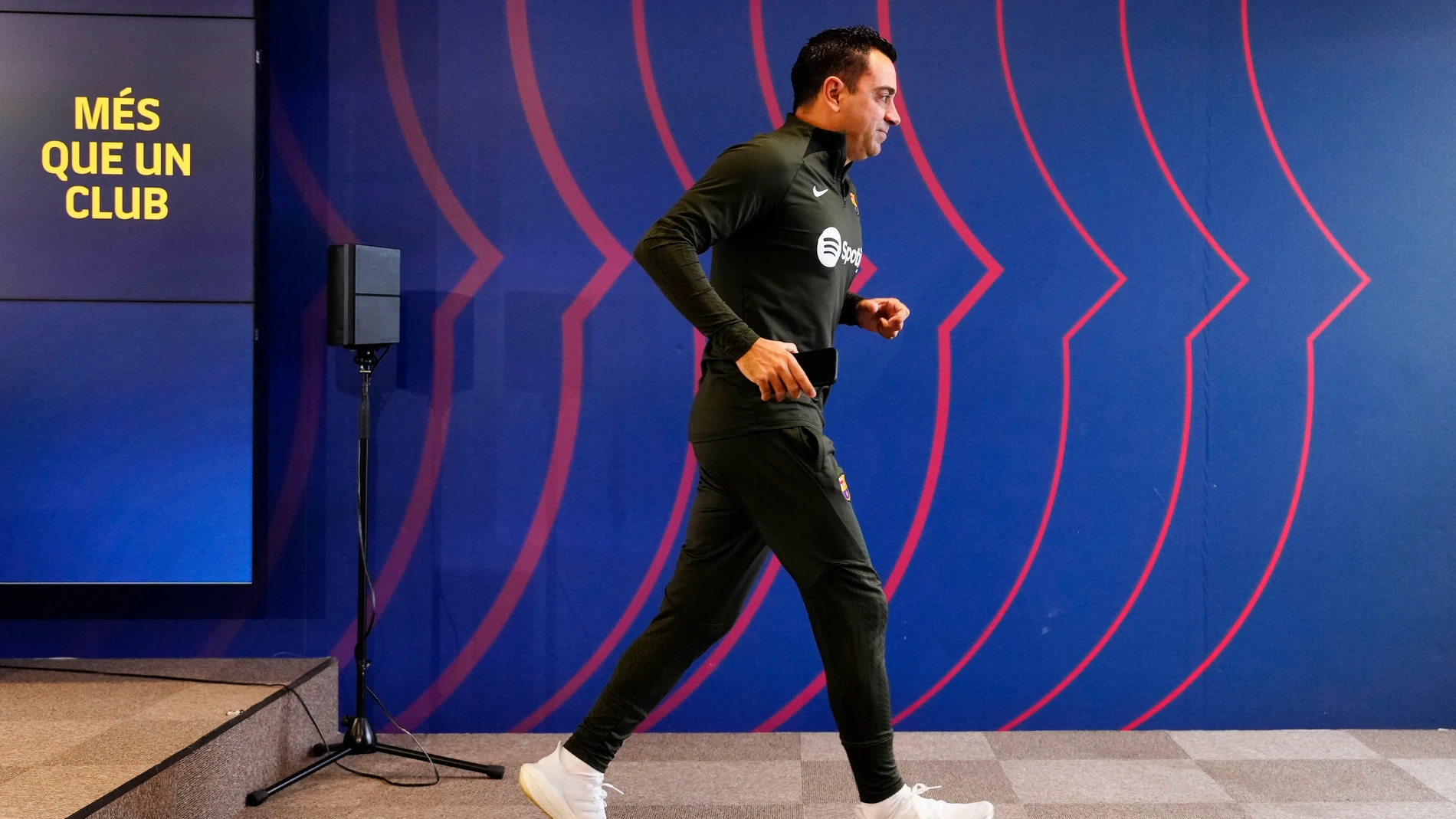 GRAFCAT6722. SANT JOAN DESPÍ (BARCELONA), 24/11/2023.- El entrenador del FCBarcelona, Xavi Hernandez, durante la rueda de prensa que ha ofrecido antes del entrenamiento que el equipo azulgrana realiza para preparar el partido de LaLiga que mañana disputará ante el Rayo Vallecano. EFE/Enric Fontcuberta.
